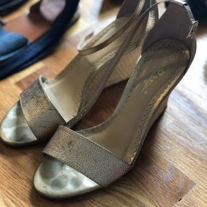 Lilly Pulitzer Gold Strappy Wedge Heel Size 9